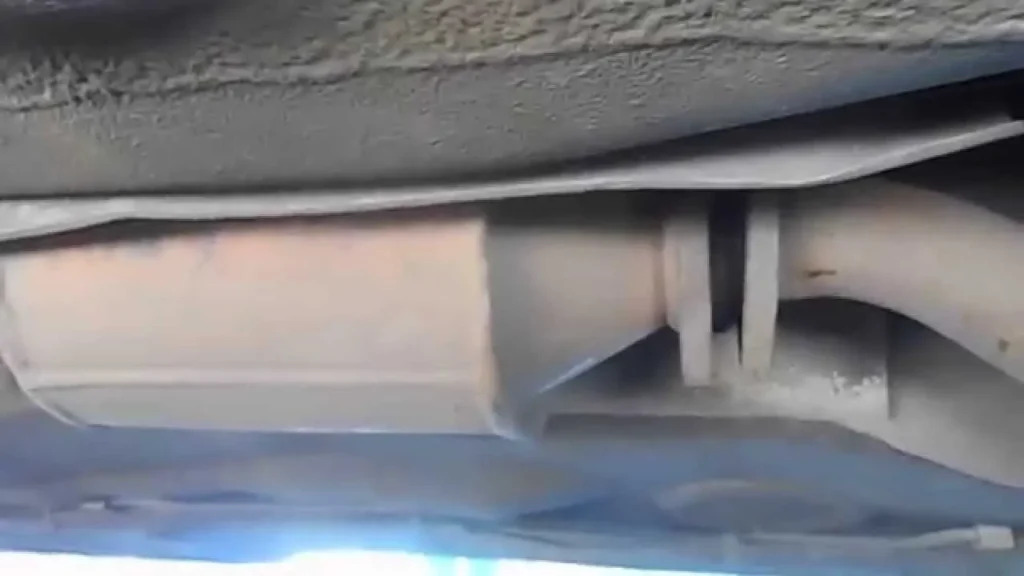 Barulho metálico em baixo do carro ao acelerar