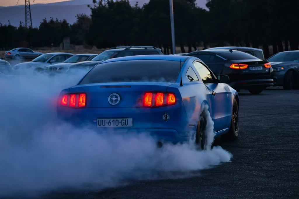 Carro azul saindo fumaça