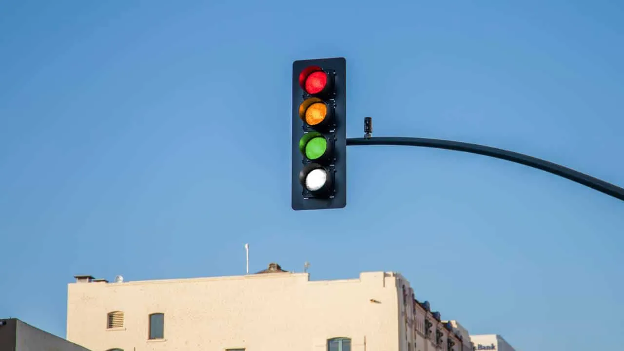 O Semáforo de 4 Cores: Como a Luz Branca vai Guiar os Carros Autônomos no Futuro