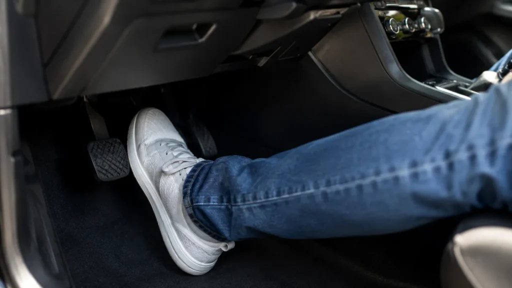 Pé Pisando Na Embreagem Do Carro